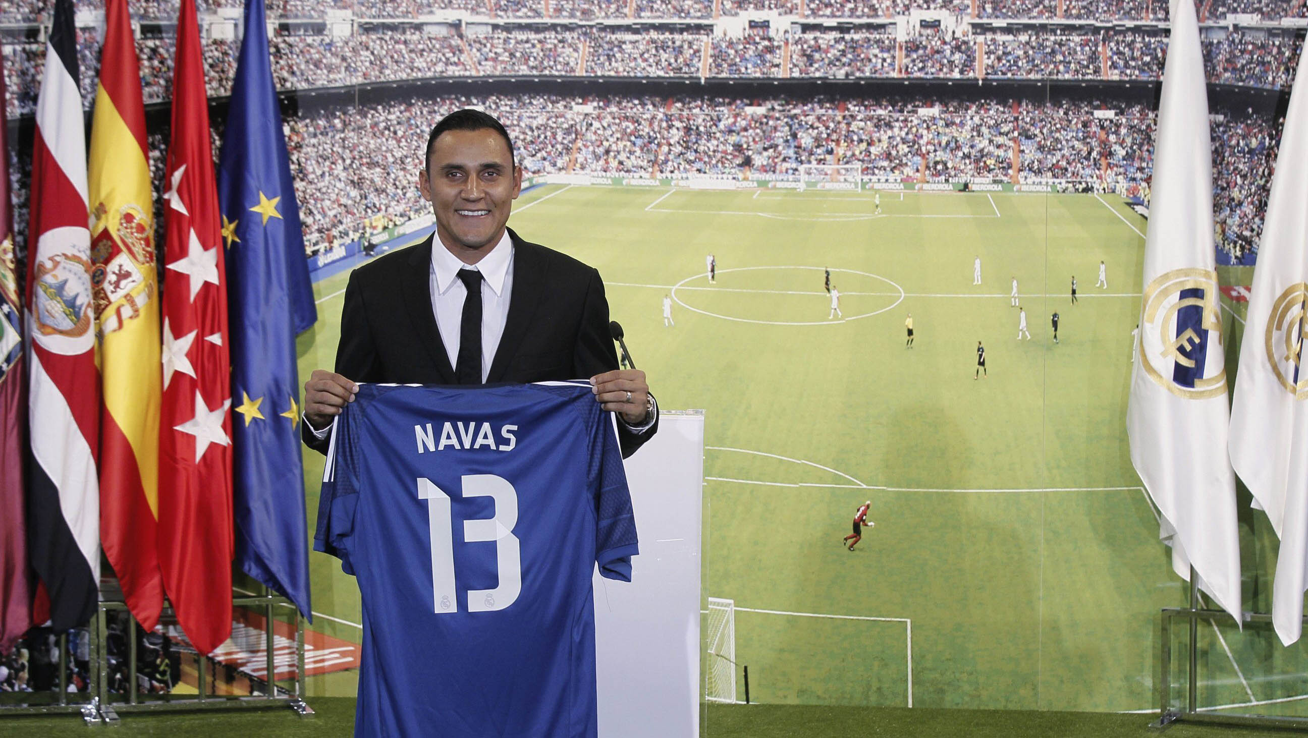 Navas mostró su camiseta del Real Madrid con el dorsal número 13. (Foto: EFE)