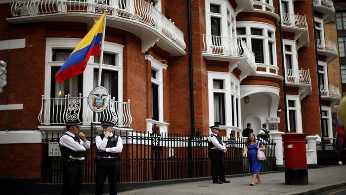 La embajada de Ecuador en Londres se encuentra custodiada por policías británicos desde 2012; a la espera de Assange intente salir para arrestarlo (Archivo)