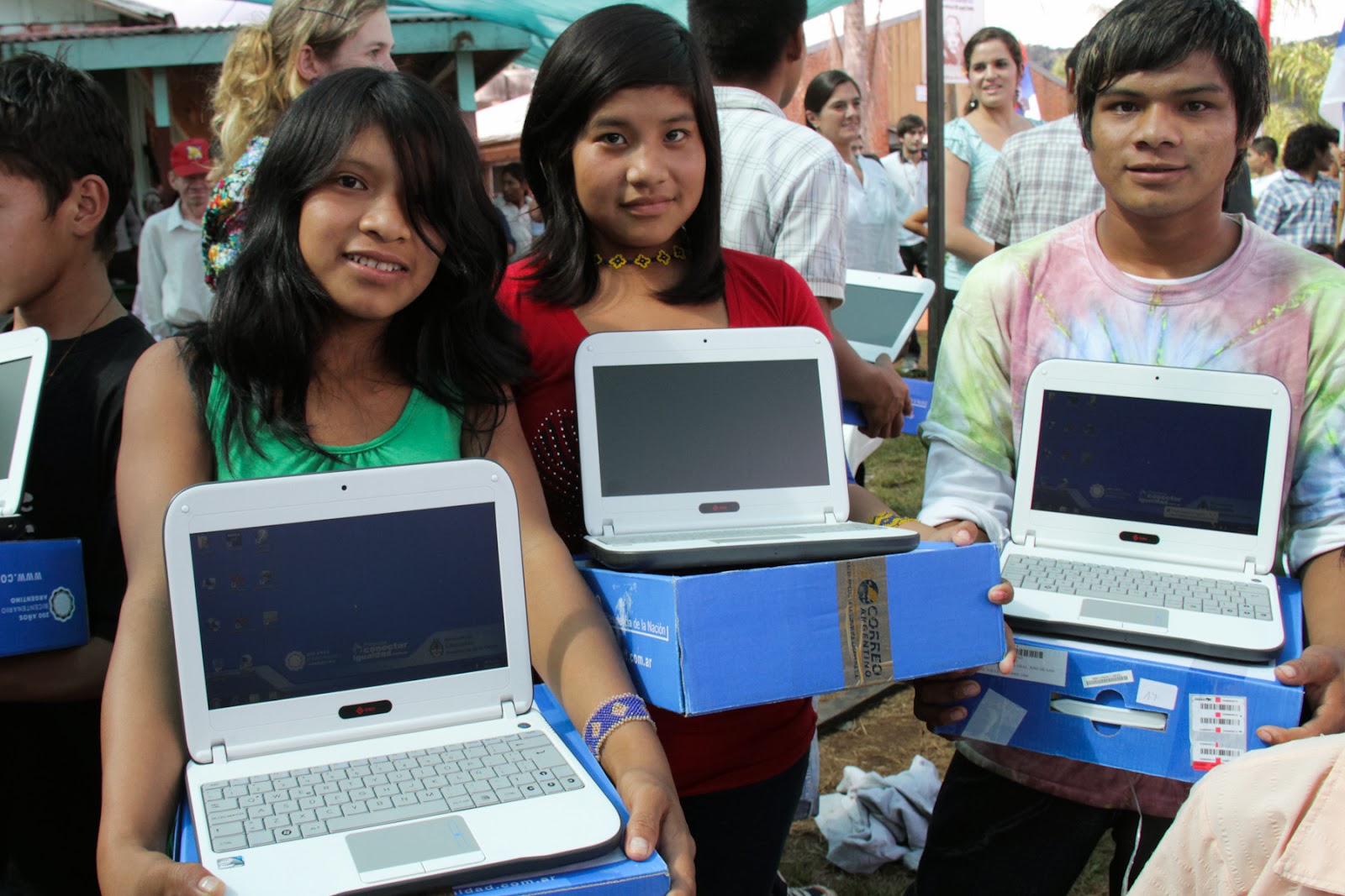 El pasado 31 de julio, el presidente Morales repartió las primeras computadoras de ese tipo a más de 15 mil 300 estudiantes en la ciudad de La Paz. (Foto: Archivo)