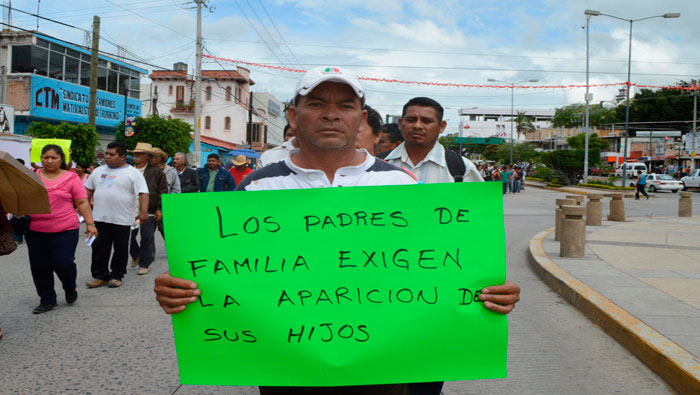 Padres, maestros y estudiantes de nueve escuelas normales marchan exigiendo la liberación de los 57 jóvenes desaparecidos (Foto: EFE)