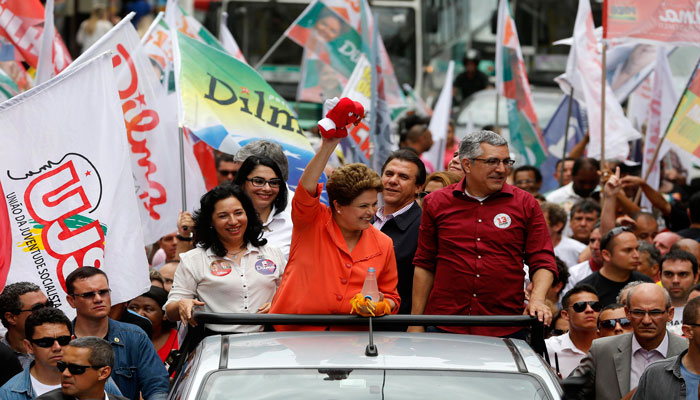 Consignas de respaldo a la gestión de Dilma se sintieron durante el recorrido (Foto:Reuters)