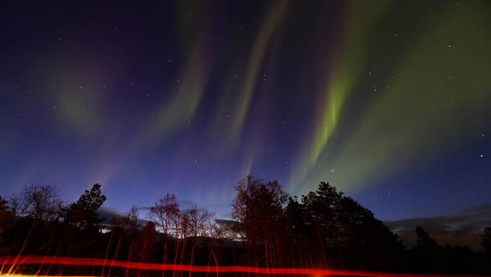 La aurora boreal aparece en forma de cortina de luz, pero también puede aparecer con forma de arcos o espirales. Reuters