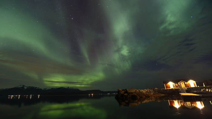 La aurora boreal sigue las líneas del campo magnético de la Tierra. Reuters