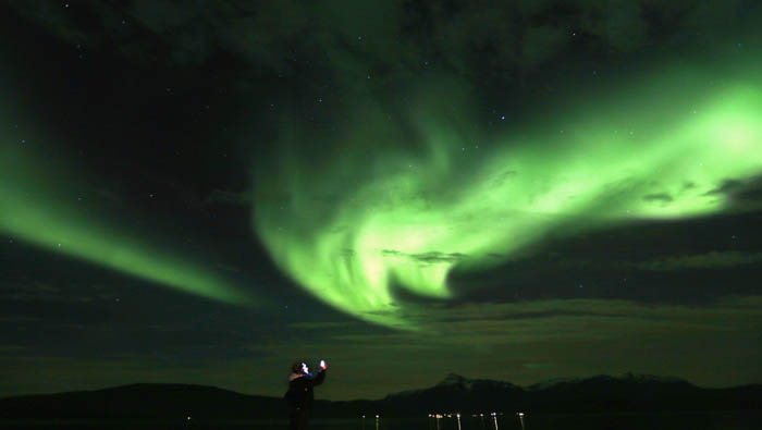 Las luces de la aurora boreal se ven en las naciones que bordean el océano Ártico. Reuters