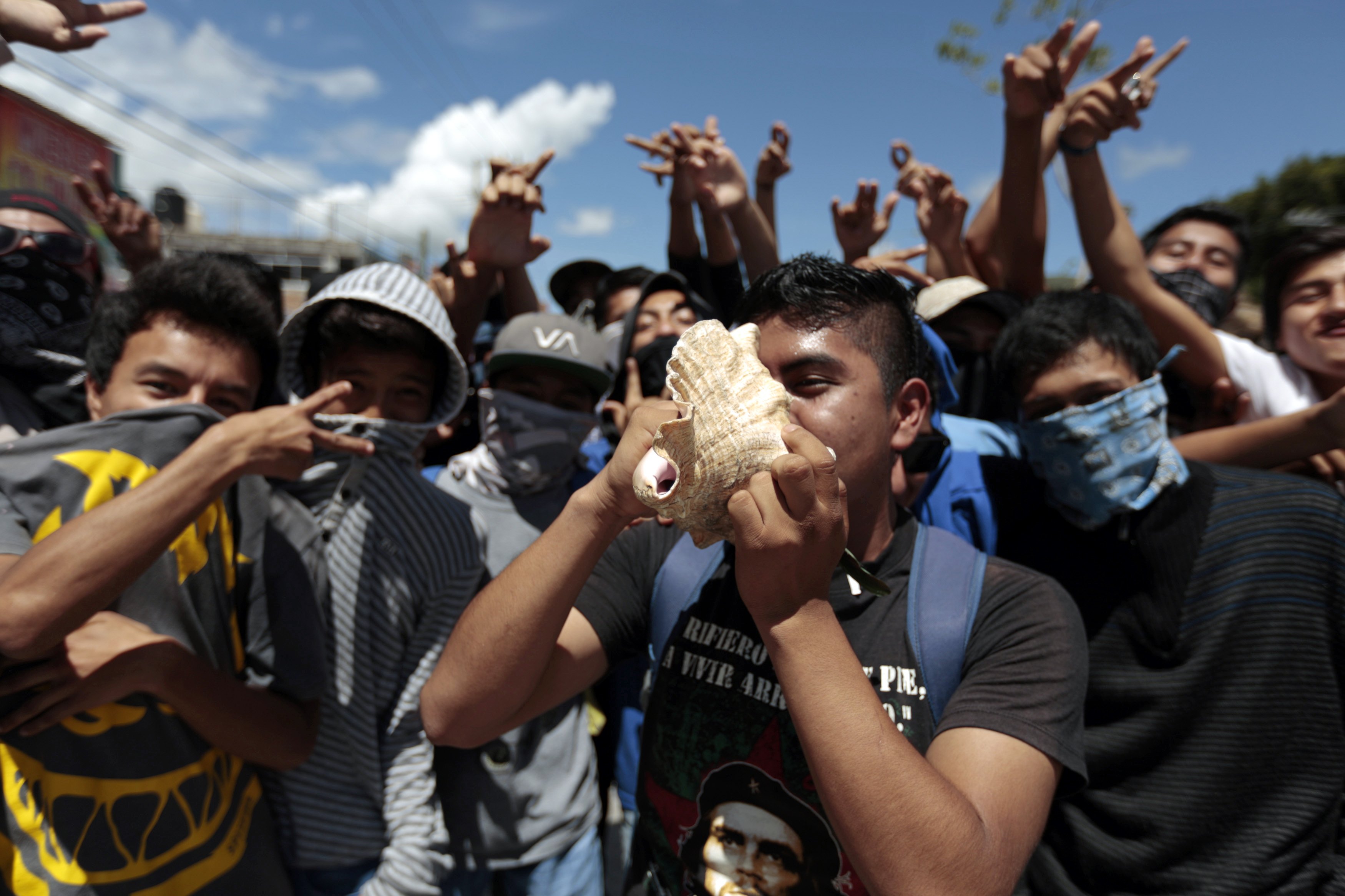 Los padres de los 43 estudiantes desaparecidos encabezan las marchas (Foto: Reuters)
