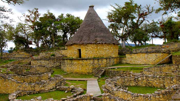 La fortaleza de Kuélap es famosa por su edificaciones circulares y la posterior conquista de los incas en el siglo XV (peru-expeditions)