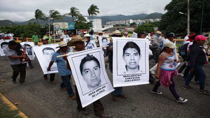 Desde el pasado 26 de septiembre manifestantes han salido a las calles de Ayotzinapa para exigir la aparición de los 43 normalistas (EFE)