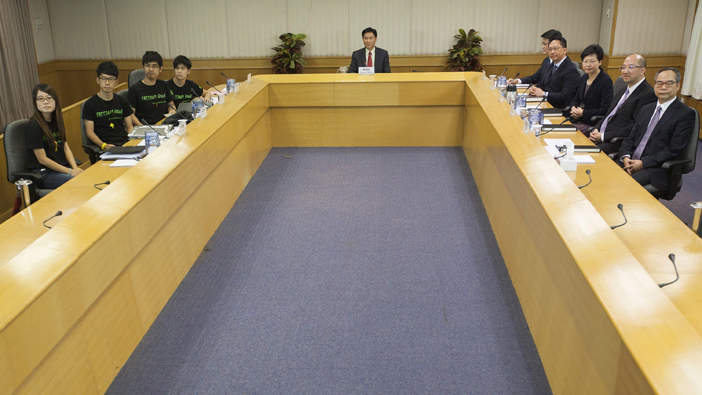 líderes estudiantiles hongkoneses se reúnen con altos cargos del Gobierno. (Foto: EFE)