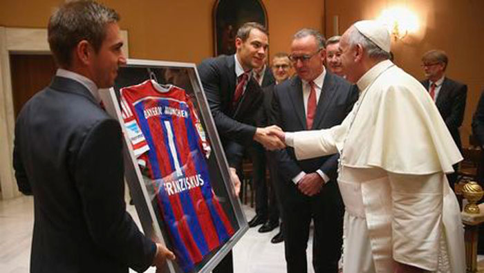 Pep Guardiola le regaló al papa Francisco con una camiseta (Foto:EFE)