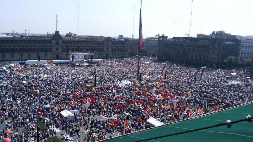 El pueblo mexicano exige la aparición con vida de los 43 normalistas. (Foto: Twitter @rompevientotv))