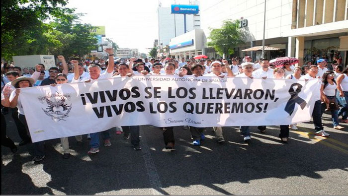 Los maestros de la CNTE bloquearon todas las vías al aeropuerto (Foto:LaJornada)