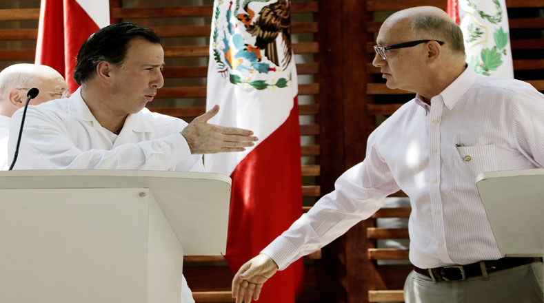 El ministro de Relaciones Exteriores de Argentina, Héctor Timerman (derecha), saluda a su homólogo de México (Foto: EFE)