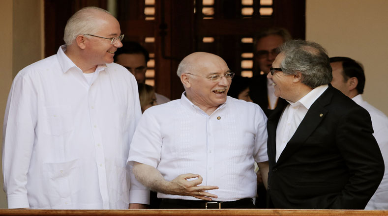 El ministro de Relaciones Exteriores de Venezuela, Rafael Ramírez, con los canciller de Paraguay,  Eladio Ramón Loizaga (centro) y Uruguay Luis Almagro (derecha) (Foto: EFE)