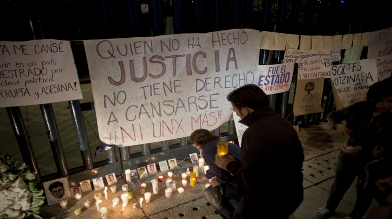 Cientos de personas encendieron velas en las escalinatas del Ángel de la Independencia en la capital mexicana