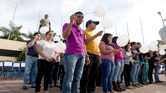 Jóvenes hondureños elevaron globos blancos por los 43 de Ayotzinapa (Foto: Xinhua)