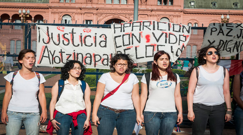 Expusieron pancartas exigiendo a las autoridades mexicanas justicia para los 43 desaparecidos.