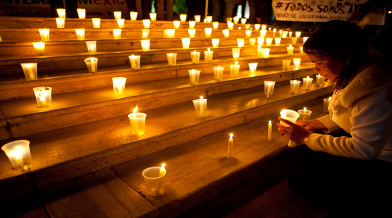 Los dominicanos encendieron velas para pedir por los 43 estudiantes