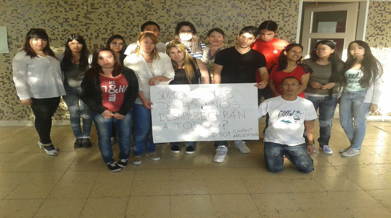 En tanto, estudiantes argentinos exigieron justicia acompañados de una gran pancarta