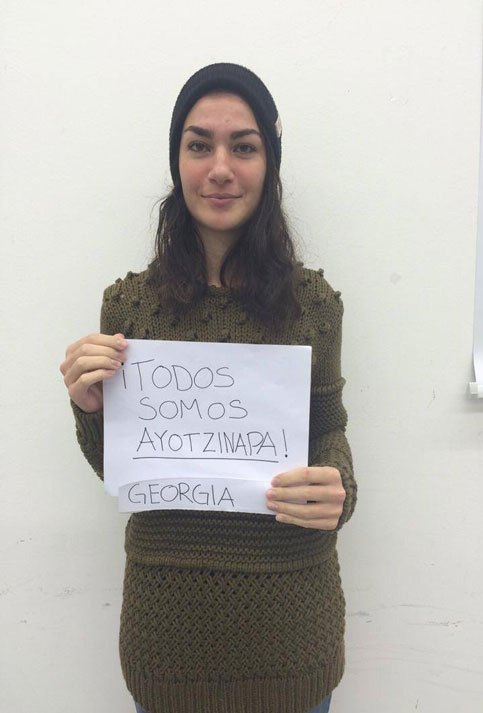Una joven de Georgia expresa su solidaridad con México