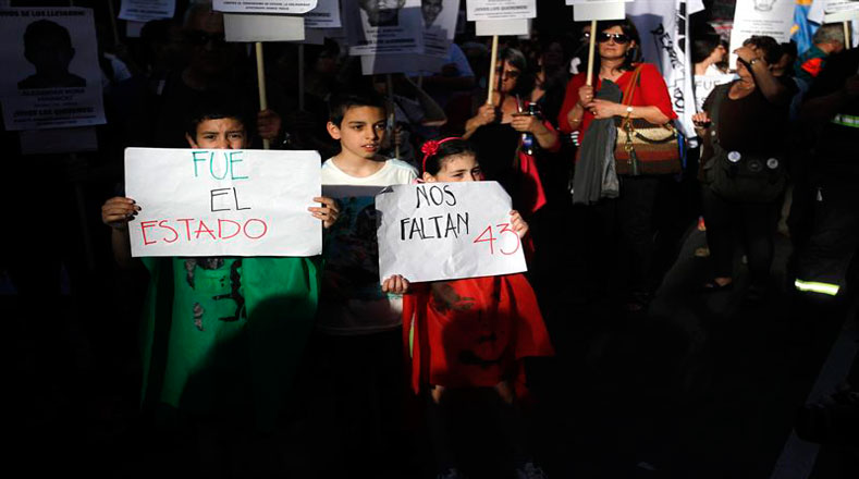 Familias uruguayas salieron exigir el regreso de los normalistas