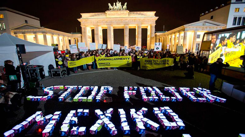 Universitarios alemanes encienden luces que dicen ¡Basta de violencia en México!