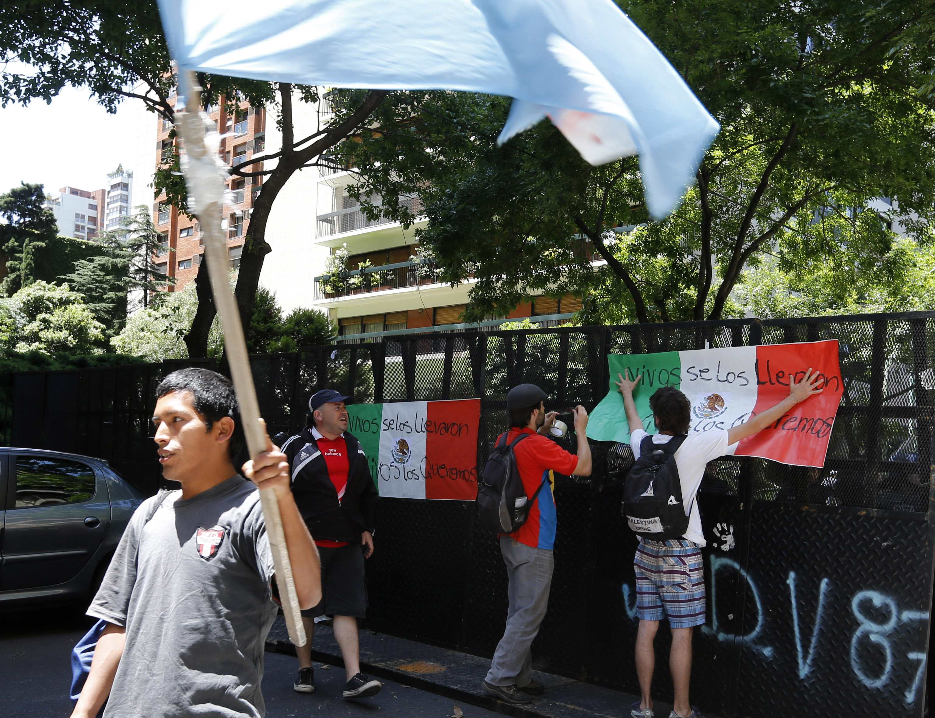 Los argentinos continúan protesta por el regreso de los 43 normalistas