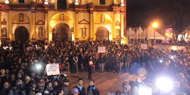 Miles de estudiantes recorren varios estados de México exigiendo justicia (Foto:@CdhFrayba)