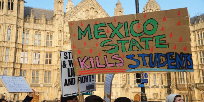 Después de recorrer diferentes calles de Londres, la marcha terminó frente al parlamento británico, donde estudiantes de todo el país expresaron su solidaridad con los alumnos de Ayotzinapa.  (Foto: London Mexico Solidarity Group)