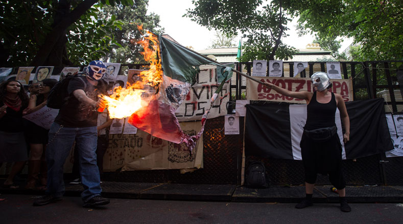 Este jueves 20 de noviembre, la capital argentina, Buenos Aires, albergó una protesta que incluyó la quema de un muñeco similar a Enrique Peña Nieto.