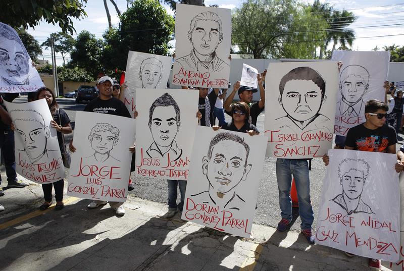 Un grupo de activistas de El Salvador se concentraron en la capital de ese país este 20 de noviembre para apoyar a Ayotzinapa.