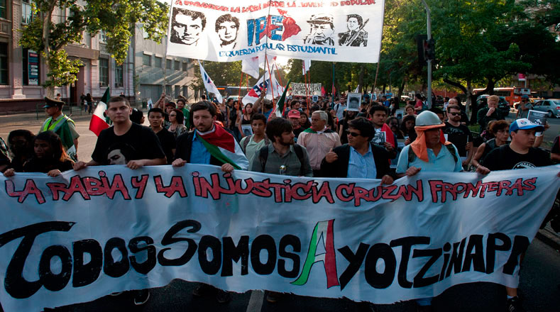En Chile marchan como parte de la jornada global por Ayotzinapa