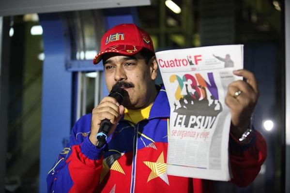 Maduro presenta el periódico del PSUV que sale a las calles este domingo 23 de noviembre. (Foto: @NicolasMaduro)