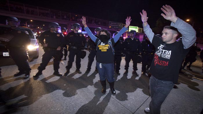 Personas de raza blanca también se han sumado a los actos de protesta en Ferguson. (Foto: EFE)