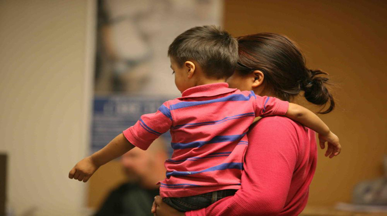 Mujeres y niños se encuentran en este centro en Artesia, Nuevo México, a la espera de deportación.