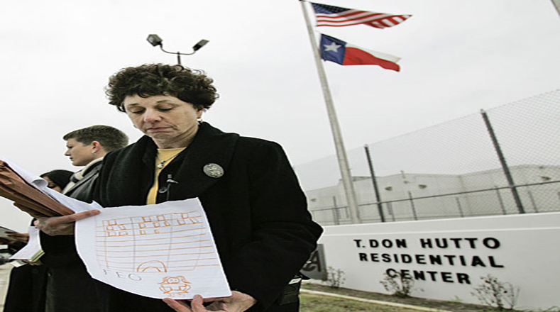 Barbara Hines, profesora de leyes de la Universidad de Texas, sostiene un dibujo hecho por un niño recluido en el centro de detención de Don Hutto en Taylor, Texas