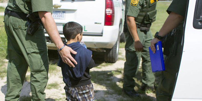Poco después de cruzar la frontera, los niños sin compañía son detenidos por la Guardia Fronteriza.