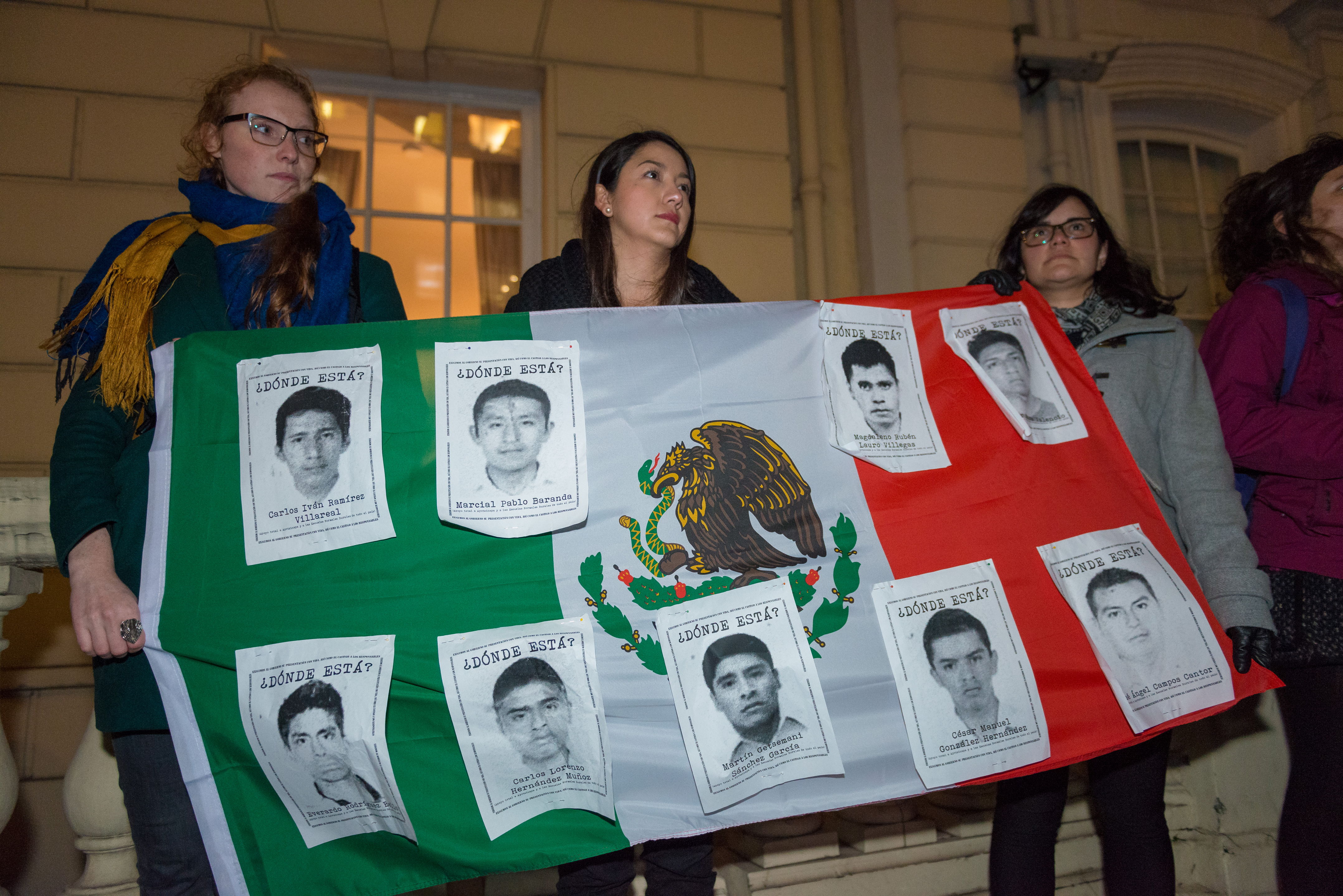 Manifestantes participan en una protesta frente a la embajada de México en Reino Unido acusando al gobierno mexicano de estar implícito en los ataques de la policía. (Xinhua)