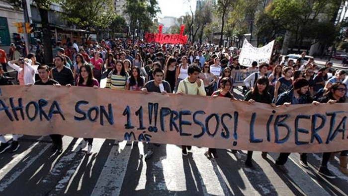 Los 11 jóvenes fueron detenidos por protestar en favor del regreso con vida de los 43 estudiantes desaparecidos de Ayotzinapa.