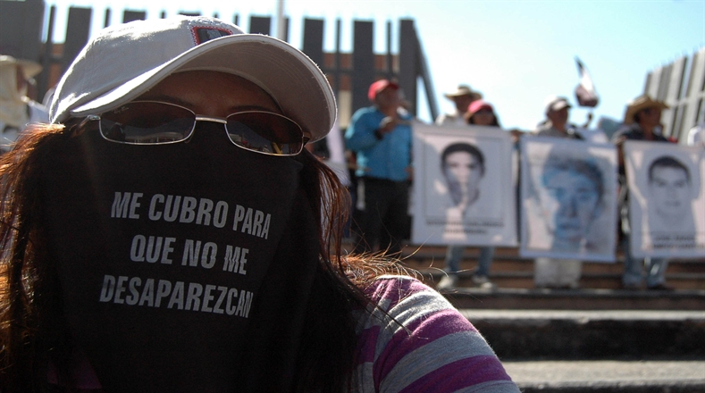 Una persona porta una máscara durante una marcha de padres de familia en Chilpancingo, estado de Guerrero, el 2 de diciembre. (Xinhua)