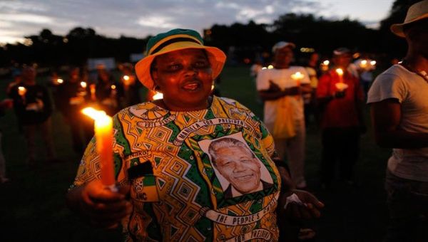 Franelas con el rostro de Mandela enaltecen los actos de celebración de aniversario (Foto:EFE)