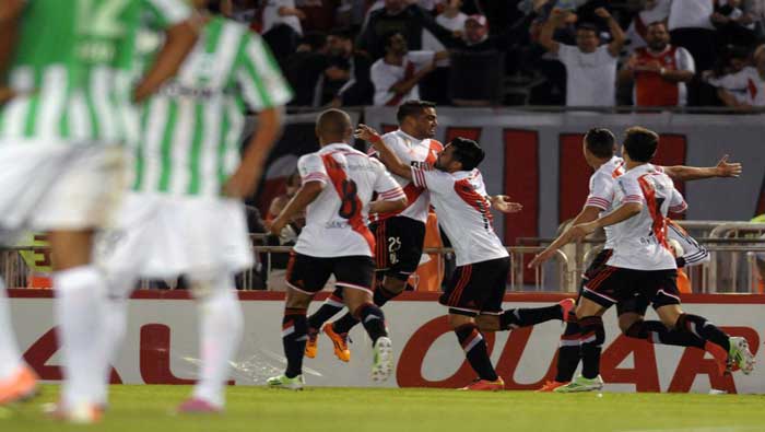 Antes de culminar el partido ya se sentía ambiente de celebración entre los jugadores de River Plate