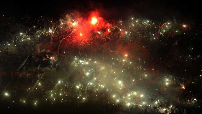El Monumental de Núñez tuvo un espectáculo de luces para apoyar al equipo local