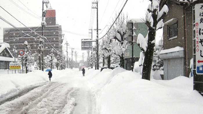 Se esperan que la caída de nieve supere los 70 centímetros de altura en la región central de Japón en las próximas horas