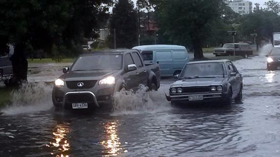 Las lluvias inundaron las calles de Montevideo.