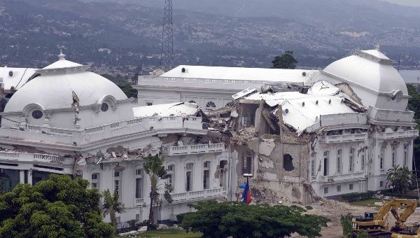   El 12 de enero del 2010, un terremoto de 7.3 grados Richter sacudió Haití, dejando 222,570 muertos, un millón y medio de damnificados y pérdidas materiales por 7,900 millones de dólares estadounidenses. 
