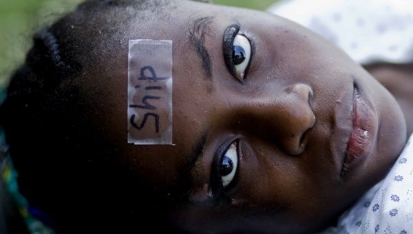 Imagen del 21 de enero de 2010 de una niña herida a la espera de ser trasladada en Puerto Príncipe, Haití.