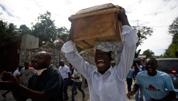 Imagen del 14 de enero de 2010 de residentes transportando el féretro de una víctima del terremoto, en Puerto Príncipe, Haití.
