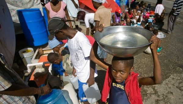 Imagen del 22 de enero de 2010 de sobrevivientes almacenando agua en un refugio provisional luego de un terremoto en Puerto Príncipe, Haití. 