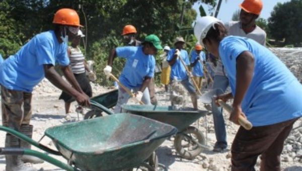 Imagen del 13 de marzo de 2013, un grupo de haitianos realiza labores de limpieza con la coordinación de personal de la ONU