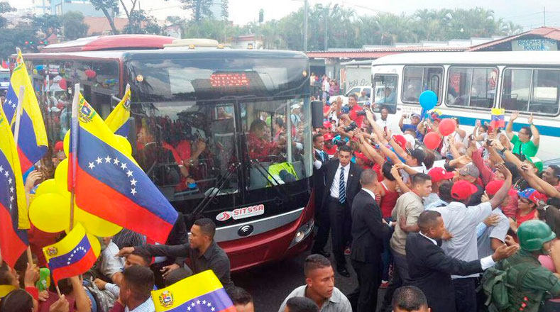 El Presidente condujo un autobús rodeado por el pueblo.